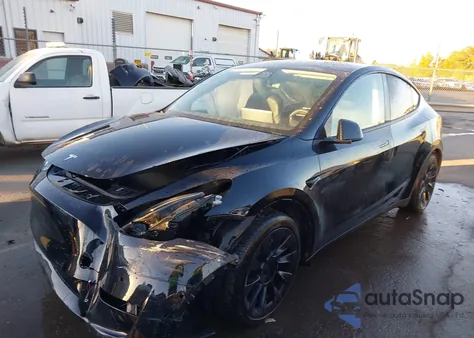 2022 Tesla Model Y Long Range Dual Motor All-Wheel Drive z USA, uszkodzony, nr VIN 7SAYGAEE1NF393351